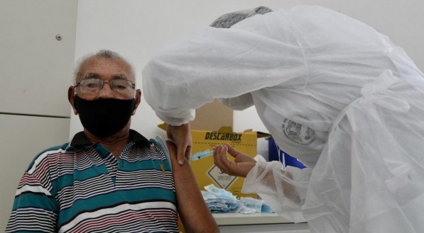 PROCURA No Recife, postos de vacina&ccedil;&atilde;o para idosos estiveram movimentados, mas sem filas nesse s&aacute;bado