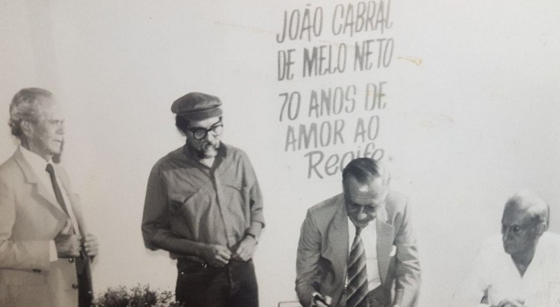 Tarcísio Pereira ao lado de Paulo Cavalcanti, João Cabral de Melo Neto e Ariano Suassuna, durante homenagem da Livro 7 ao autor de 'O Cão Sem Plumas', no anos 1980