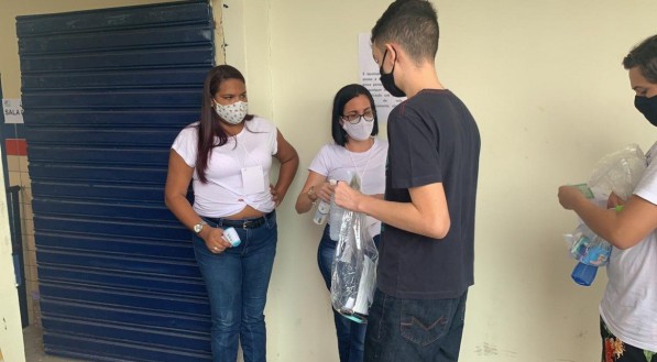 Alunos chegando para fazer as provas na Escola Joaquim T&aacute;vora, na Madalena, Zona Oeste do Recife