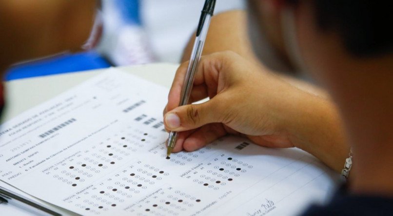 Candidatos tiveram quatro horas de provas neste domingo