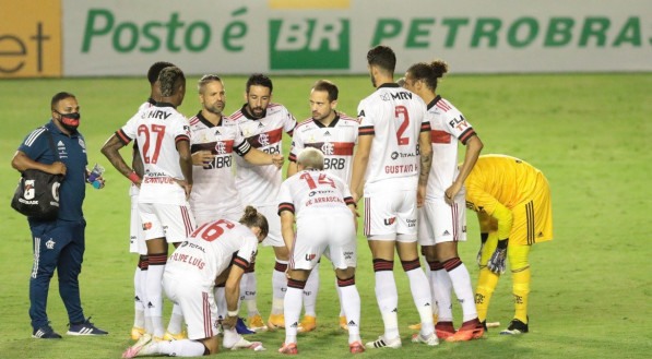 Time titular do Flamengo capitaneado pelo meia Diego Ribas 