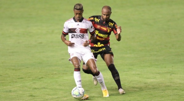 ARMAS Bruno Henrique &eacute; uma das estrelas do Flamengo, que briga pelo t&iacute;tulo 