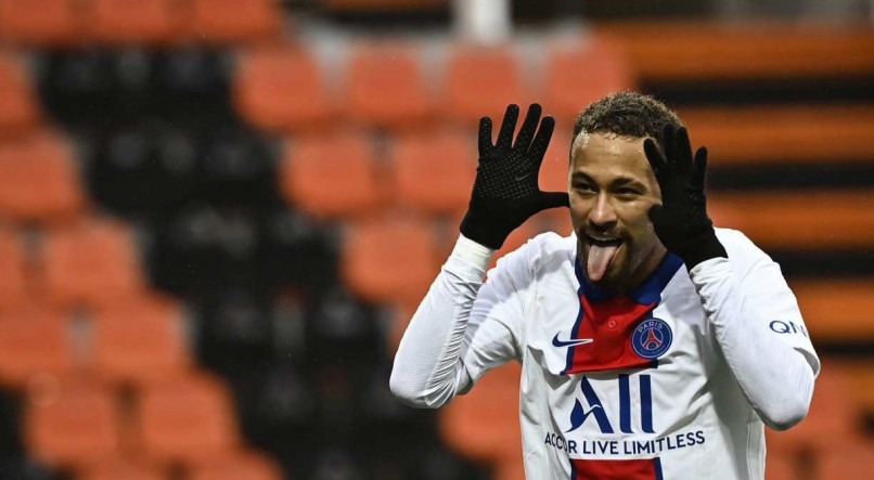  Neymar, comemora depois de marcar um gol durante a partida de futebol francesa L1 entre o FC Lorient e o Paris Saint-Germain, no est&aacute;dio Stade Yves-Allainmat, em Lorient