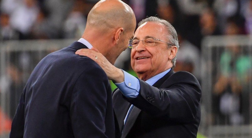 Zidane (E) e o presidente Florentino P&eacute;rez