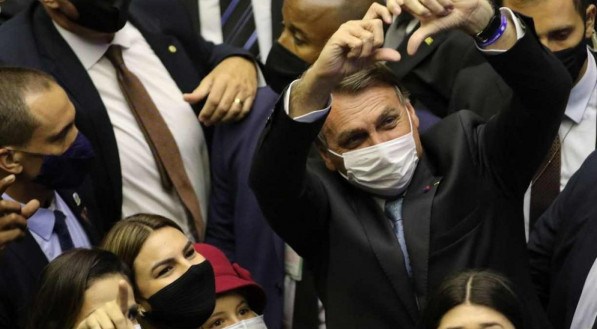 Presidente Jair Bolsonaro, &eacute; cumprimentado por parlamentares ap&oacute;s a  sess&atilde;o de abertura do ano legislativo
