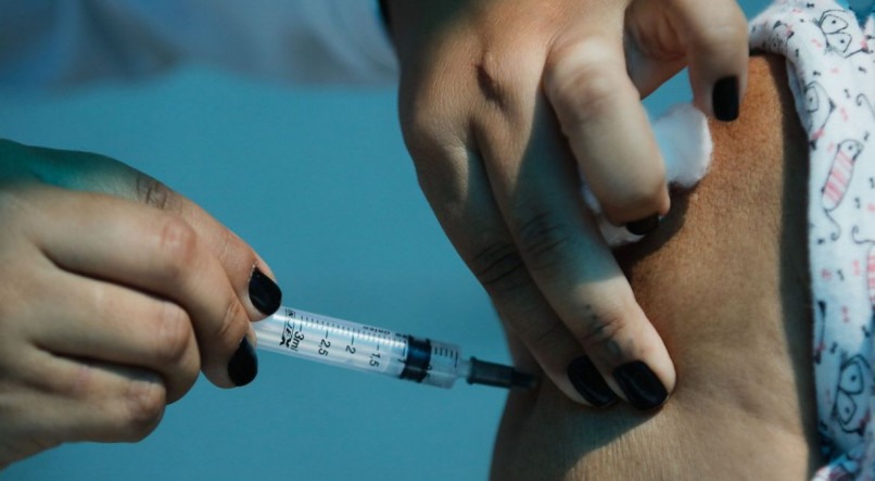 Vacina&ccedil;&atilde;o contra covid-19 segue a passos lento no Brasil