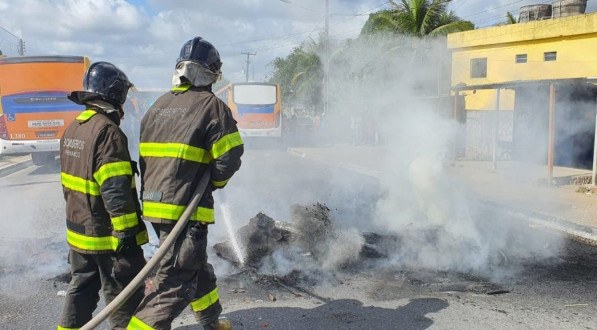 Bombeiros apagam as chamas no Terminal de Igarassu, no Grande Recife