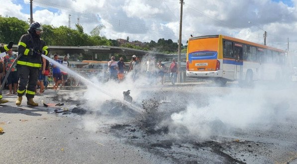 Bombeiros apagam as chamas no Terminal de Igarassu, no Grande Recife