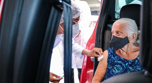 Covid-19: Pernambuco faz parceria com a Uber e garante transporte gratuito de idosos a postos de vacinação