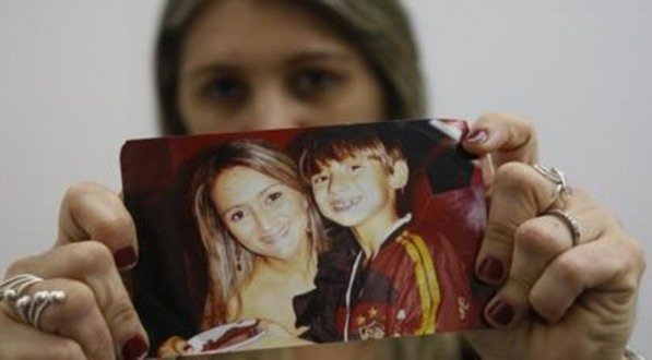 Carlinhos e sua m&atilde;e, Cl&aacute;udia Boudoux
