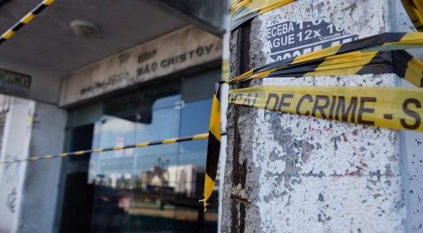 08.02.21 - POL&Iacute;CIA - Idosa morre ap&oacute;s ser atingida por parte da fachada de pr&eacute;dio na Rua da Aurora, no Recife.