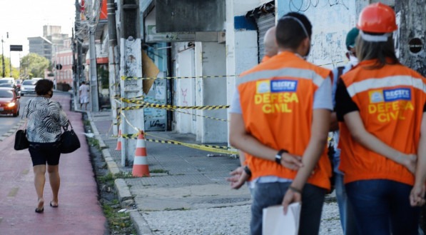 Defesa Civil do Recife realizou vistoria no pr&eacute;dio e interditou um trecho da cal&ccedil;ada onde C&eacute;lia morreu