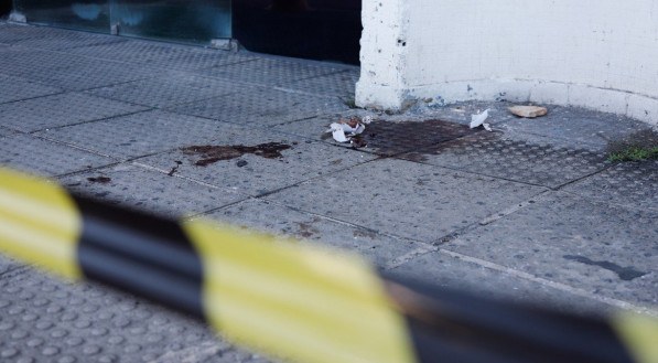 08.02.21 - POL&Iacute;CIA - Idosa morre ap&oacute;s ser atingida por parte da fachada de pr&eacute;dio na Rua da Aurora, no Recife.