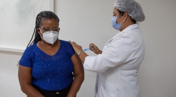 A t&eacute;cnica de enfermagem Perp&eacute;tua do Socorro recebendo a segunda dose da vacina