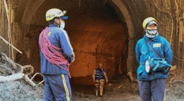 Luta desesperada na Índia para salvar pessoas presas em túnel