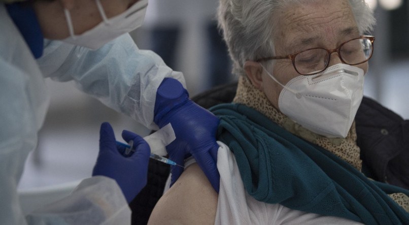 Espanha tem quase 950 mil vacinados e queda de contágio 