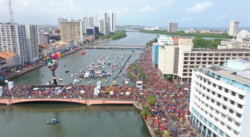 Vista a&eacute;rea do desfile do Galo da Madrugada em 2020 no Recife