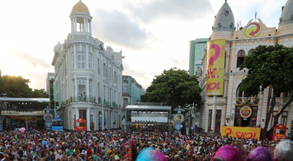  Domingo de carnaval no bairro do Recife em Pernambuco onde foi realizado o encontro de Maracatus de Baque solto com seus caboclos de lan&ccedil;as. Maracatu Pav&atilde;o Dourado de Tracunhaem. 
