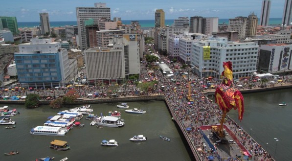 Est&aacute;tua do Galo Gigante na Ponte Duarte Coelho em Recife. carnaval de Pernambuco. Bloco Galo da madrugada.