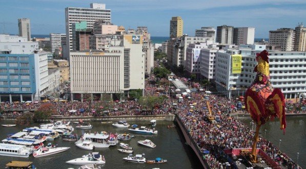 Estátua do Galo Gigante na Ponte Duarte Coelho, no Recife