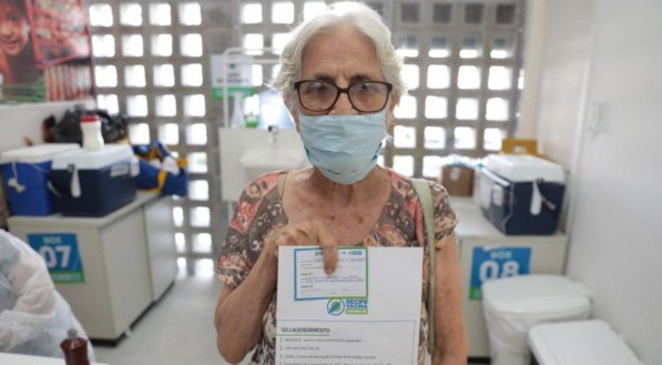 IMUNIZA&Ccedil;&Atilde;O A aposentada Valnira Cavalcanti, 82, conseguiu tomar a primeira dose da vacina contra a covid-19, ontem pela manh&atilde;, no Recife
