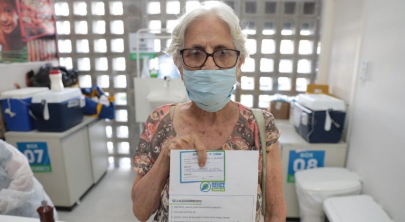 IMUNIZA&Ccedil;&Atilde;O A aposentada Valnira Cavalcanti, 82, conseguiu tomar a primeira dose da vacina contra a covid-19, ontem pela manh&atilde;, no Recife