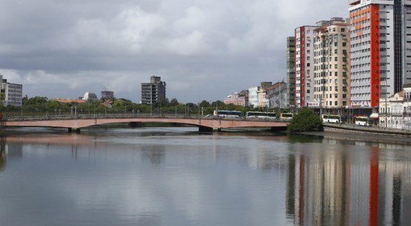 Ponte Duarte Coelho vazia sem o Galo da Madrugada