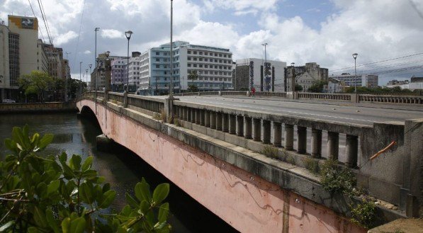 Ponte Duarte Coelho vazia sem o Galo da Madrugada