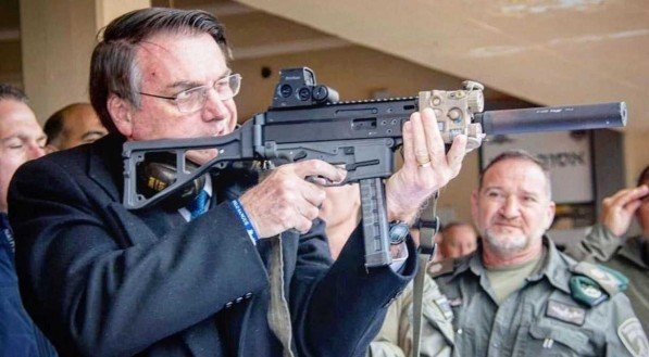 Bolsonaro diz que Jesus Cristo 'não comprou pistola porque não tinha'