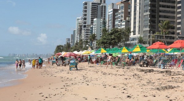 AGLOMERAÇÃO Praia de Boa Viagem, no Recife, registra grande quantidade de pessoas nos fins de semana