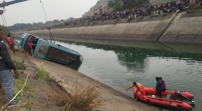 O acidente ocorreu quando o &ocirc;nibus, que transportava mais de 50 passageiros, saiu da estrada e caiu em um canal pr&oacute;ximo &agrave; cidade de Satna