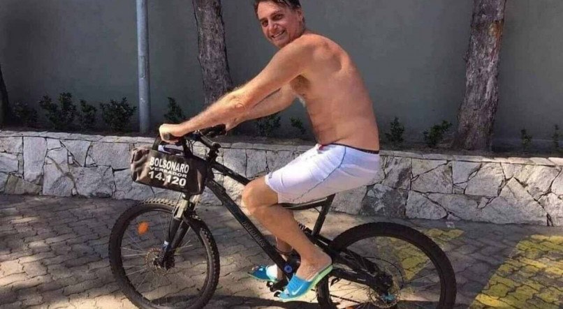Presidente Jair Bolsonaro andando de bicicleta 