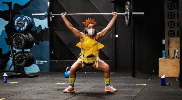 Aluna da We CrossFit fazendo t&eacute;cnica de levantamento de peso ol&iacute;mpico devidamente caracterizada no &quot;Carnawod&quot;