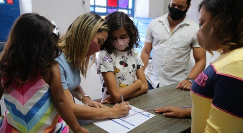 Prefeita de Sirinhaém, no Litoral Sul de Pernambuco, Camila Machado (PP), que decidiu matricular sua filha em uma escola da rede pública de ensino da cidade