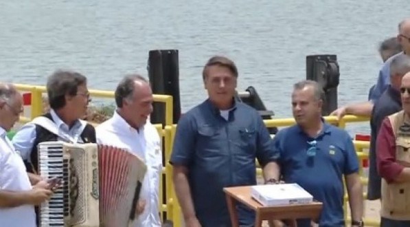 Presidente Jair Bolsonaro (sem partido) ao lado de aliados como o senador Fernando Bezerra Coelho, o prefeito Miguel Coelho e o deputado federal Pastor Eurico