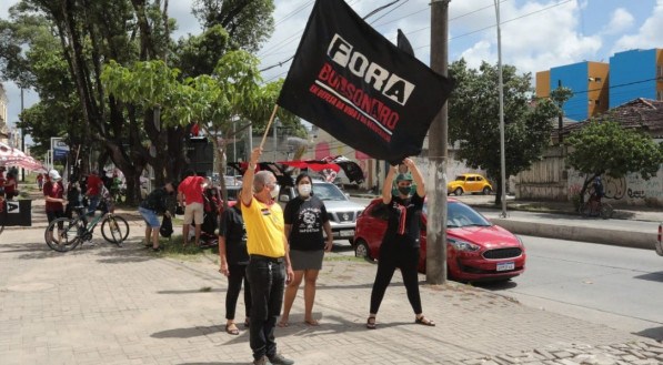 Manifestantes fazem carreata contra Bolsonaro no Recife