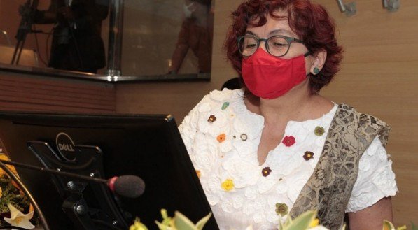 Em resposta a Priscila, Cida Pedrosa diz que fazer PPP dos parques é diferente de privatizar