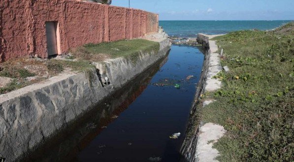 Esgoto &eacute; lan&ccedil;ado diretamente na Praia da Concei&ccedil;&atilde;o