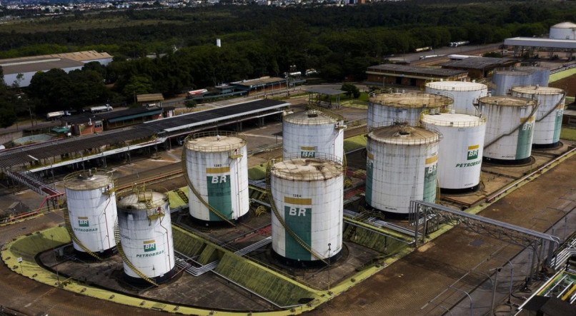 SLOGAN Imaginário do "Petróleo é nosso" deixa a falsa impressão que o preço não baixa por causa da Petrobras 