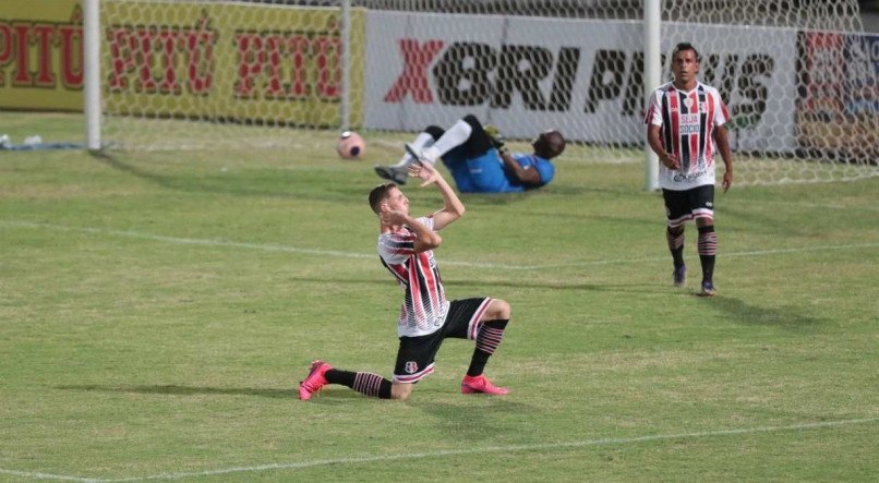 BOLA NA REDE Léo Gaúcho marcou o segundo gol contra o Vitória das Tabocas 