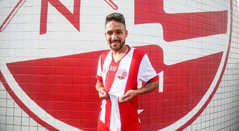 VERS&Aacute;TIL Giovanny disse que pode jogar em mais de uma posi&ccedil;&atilde;o