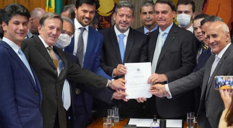 Bolsonaro entrega a Lira o projeto sobre os Correios