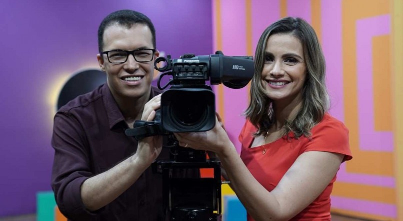  Aroldo Costa e Anne Barreto apresentam o telejornal