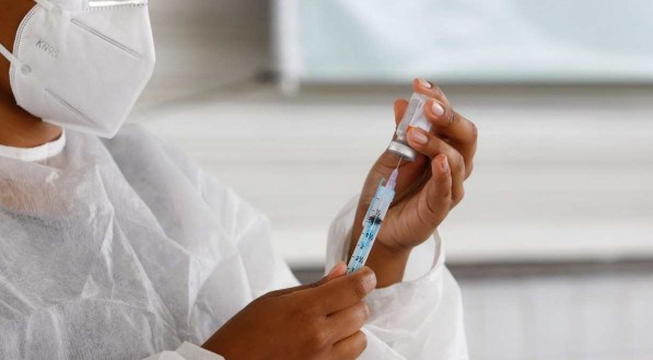 A &uacute;nica vacina liberada para uso em pessoas entre 12 e 17 anos no Brasil &eacute; a da Pfizer