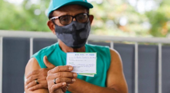 In&iacute;cio da vacina&ccedil;&atilde;o contra a covid-19 para pessoas com 78 anos ou mais no Compaz Ariano Suassuna, no Cordeiro, Zona Oeste do Recife