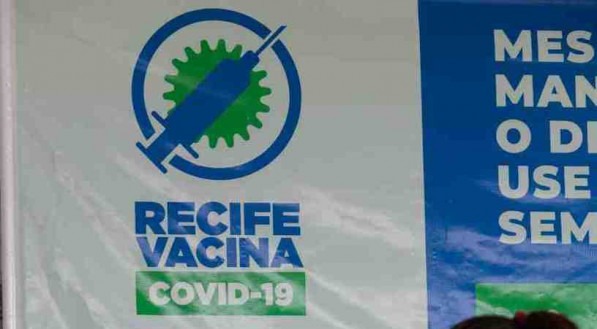 In&iacute;cio da vacina&ccedil;&atilde;o contra a covid-19 para pessoas com 78 anos ou mais no Compaz Ariano Suassuna, no Cordeiro, Zona Oeste do Recife