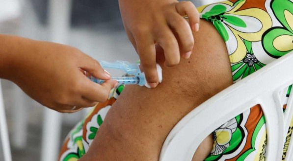 Neste primeiro momento, a vacina ser&aacute; aplicada nos idosos cadastrados nos equipamentos da Prefeitura do Recife voltados para pessoas em situa&ccedil;&atilde;o de rua
