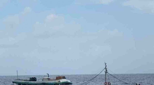 Apreens&atilde;o de cigarros contrabandeados do Paraguai, em uma embarca&ccedil;&atilde;o de pesca, na costa do Recife