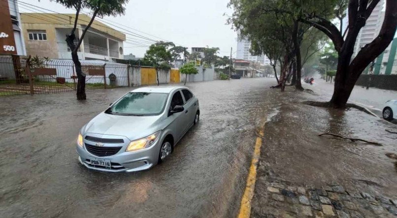 Carro quebrado na rua Otton Para&iacute;so, Torre&atilde;o, Zona Norte do Recife