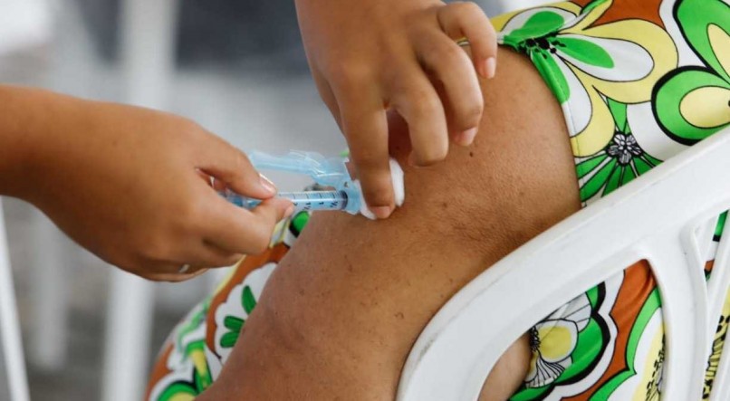 Neste primeiro momento, a vacina ser&aacute; aplicada nos idosos cadastrados nos equipamentos da Prefeitura do Recife voltados para pessoas em situa&ccedil;&atilde;o de rua
